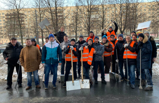 Сотрудники Центра госэкспертизы приняли участие в уборке города от снега