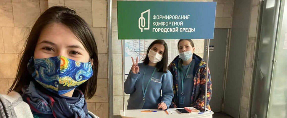 Команда  волонтеров  помогает петербуржцам  принять участие в  электронном голосовании за объекты благоустройства Петербурга