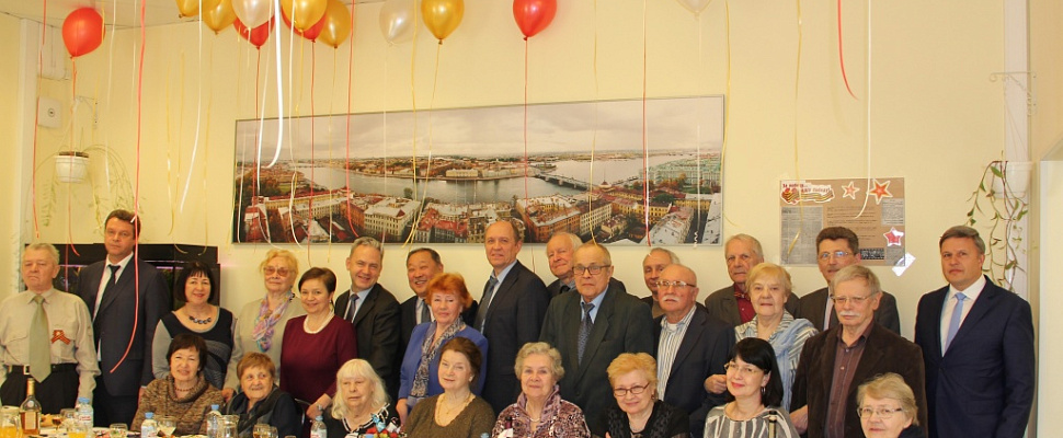 Руководители Госстройнадзора и Центра госэкспертизы поздравили ветеранов с Днем Победы