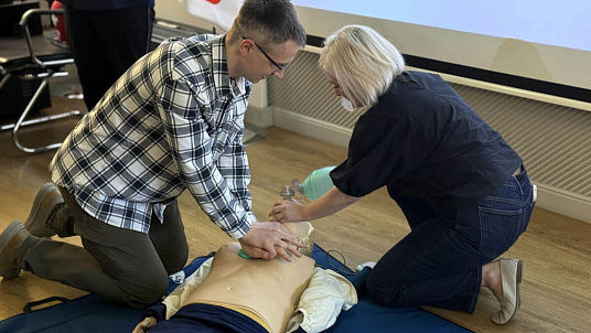 Работники Санкт-Петербургского Центра госэкспертизы освоили навыки оказания первой помощи